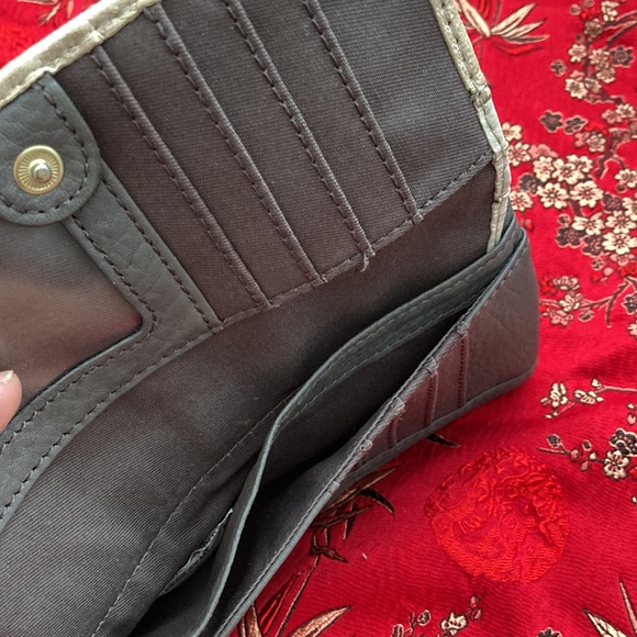 Fossil | pebbled leather snap and zip wallet. Two-tone color. Gold hardware. - Picture 4 of 11